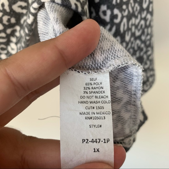 Andree by Unit Blouse Gray & White Leopard Print Short Sleeve Scoop Neck Size 1X - Picture 4 of 5